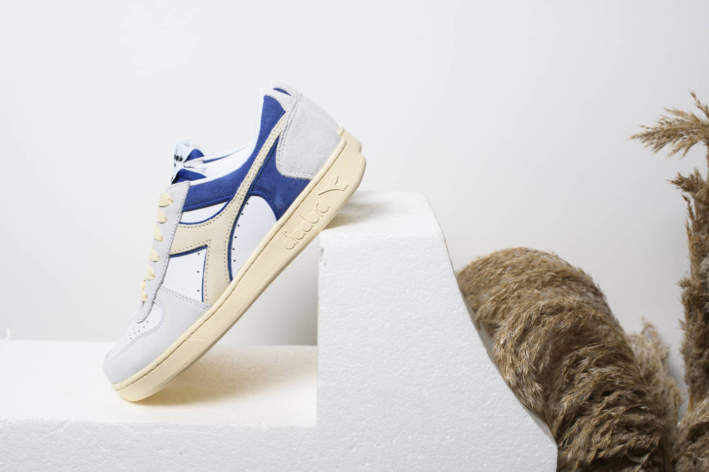 DIADORA MAGIC BASKET LOW SUEDE white blue