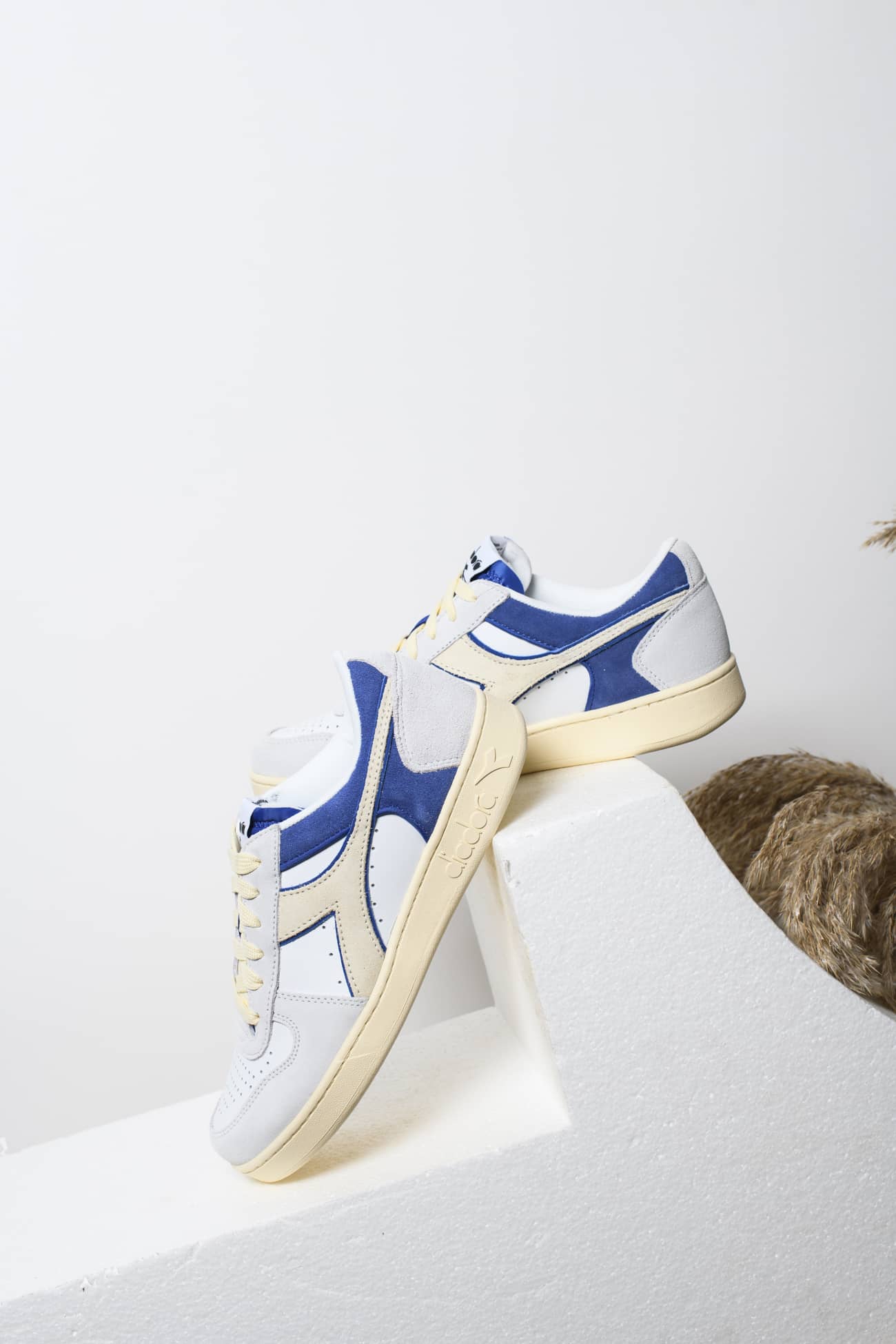 DIADORA MAGIC BASKET LOW SUEDE white blue